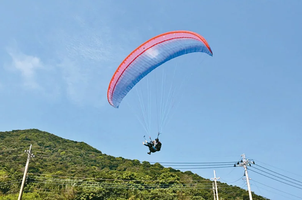 花蓮縣教育處清查,縣內有5家非法飛行傘業者,教育處研擬訂定自治條例,盼一年內完成草案送議會審查。示意圖,非新聞當事人。聯合報資料照片