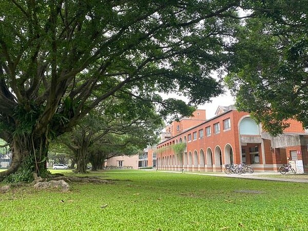 成大校友會館正式加入台南觀光旅宿行列中。圖為成大校園一景／台南市政府提供