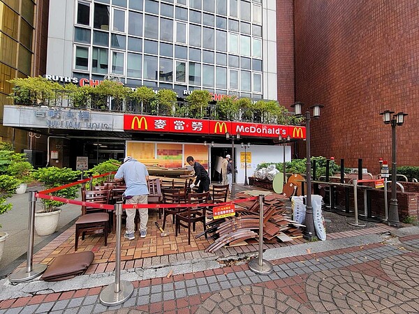 坐落在台北市民生東路三段(近敦化北路口)的麥當勞民生店是台灣的第一家麥當勞餐廳,近日暫時閉店進行整修,預計將在年底恢復營業,以嶄新風貌迎接40週年的到來。(攝於2023.11.15,張哲生提供)