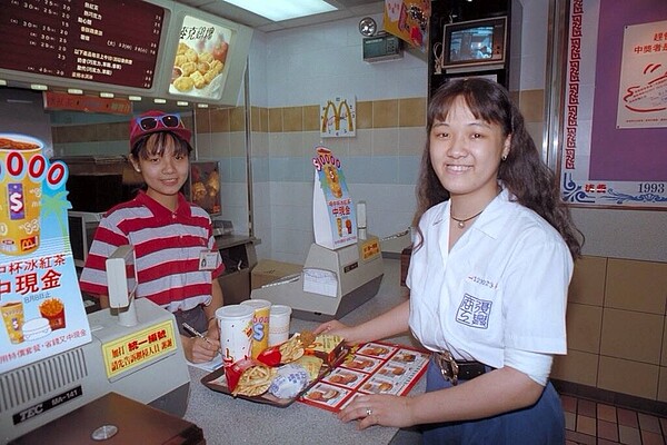 1993.7.13台灣第一家麥當勞的點餐櫃檯,店員莊達欣小姐與身著復興商工夜校制服的女客人合影。(張哲生提供)