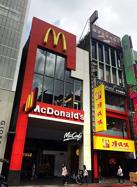 台灣第二家麥當勞位於熱鬧的西門町昆明街,隔壁是比它早10年(1974.7.20)開幕的台灣第一家頂呱呱。(張哲生攝於2015.7.7)