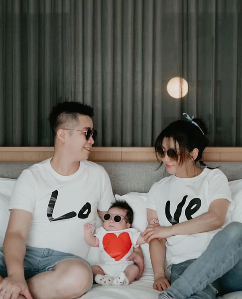 Selina(右)跟小徐(左)喜迎兒子「小腰果」。圖/摘自臉書