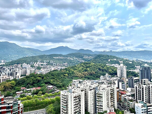 永慶房產集團盤點台北市近三年周遭房價漲幅前五名的公立大學。其中陽明交通大學周邊房屋單價和漲幅，雙雙勝過行政區平均。圖／永慶房屋提供