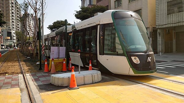 高雄輕軌東環段將完工通車，交通局在輕軌沿線規劃友善行人措施。圖／高雄市交通局提供