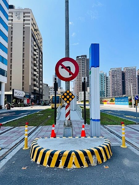 行人庇護島。圖／高雄市交通局提供