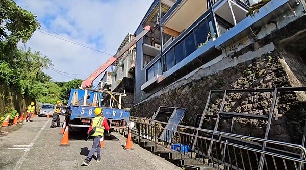 基市府拆違建散落物砸車,工頭遭砍斷3根手指幸接回。記者游明煌/翻攝