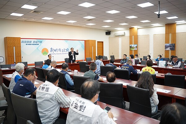 新竹縣府21日舉辦「竹北市戶政事務所興建廳舍計畫說明會」,由副縣長陳見賢主持。圖/新竹縣政府提供