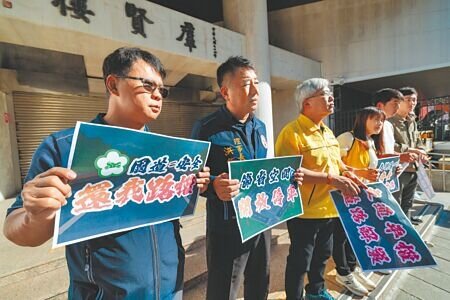 重機全促會偕同台灣機車路權促進會、台灣交通安全協會等民間團體,21日在立法院群賢樓前表達訴求,要求交通部開放大型重機行駛國道。(郭吉銓攝)