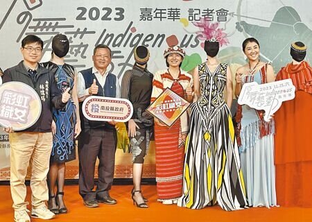 南投縣長許淑華(右二)21日在「原舞藝動嘉年華」記者會宣布調高體育獎助學金,亞運金牌獎勵金從5萬元調高至30萬元,縣議員林儒暘(左一)、林婷立(右四)等人予以肯定。(楊靜茹攝)