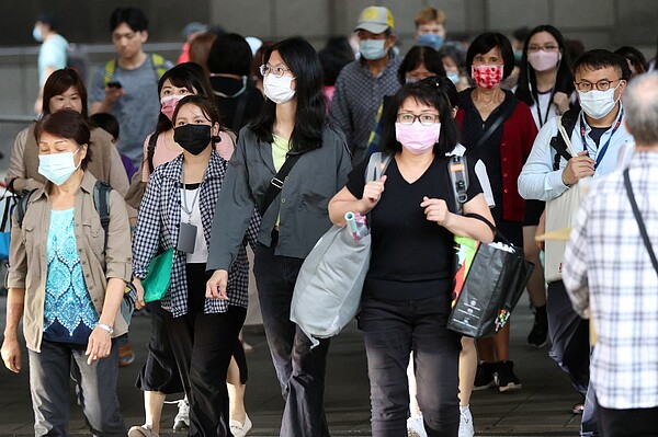 台大醫院醫師呂俊毅指出，目前各種病毒百花齊放，為免疫負債償還過程，唯一可靠的方式就是接種疫苗。示意圖。聯合報系資料照 