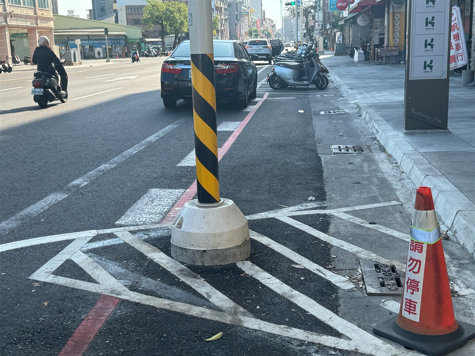 高雄市議員張博洋表示，正義路一處剛鋪好的路，路燈就插在馬路上，原來是因為人行道退縮後，路燈拔起來再設時竟沒有退縮。記者徐如宜／攝影 