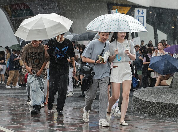 明晚起有兩波東北季風,迎風面會下雨。圖/聯合報系資料照片