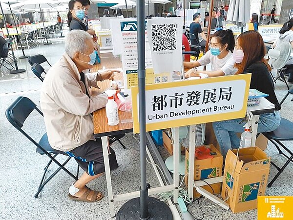 圖為去年時,高雄市政府配套內政部擴大租金補貼專案,加碼辦理增額租金補貼。(高雄市政府提供)