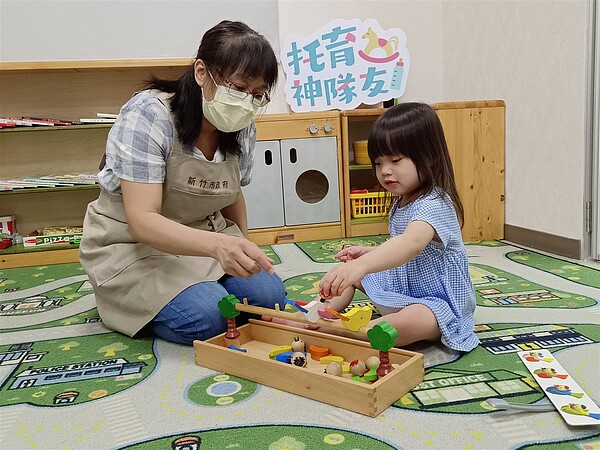 新竹市府表示,截至今年10月底,好孕專車使用率較去年同期提升50%,市府另升級定點臨托服務,提供平日夜間及假日白天臨托服務,讓婦女從懷孕到產後都有安心便利的資源。圖/新竹市政府提供