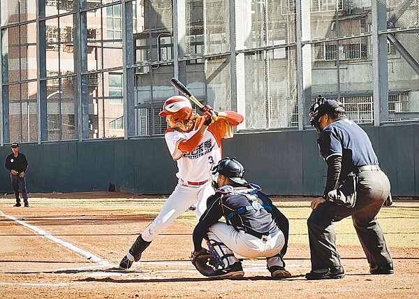 新北市體育處明年1月升格為體育局,體育發展基金明年編列5553萬元預算,其中逾7成用於支付新北業餘棒球隊的薪資與保險等,遭民代炮轟,升格為體育局,就不該偏頗在某一項運動發展。(新北市體育處提供/陳慰慈新北傳真)