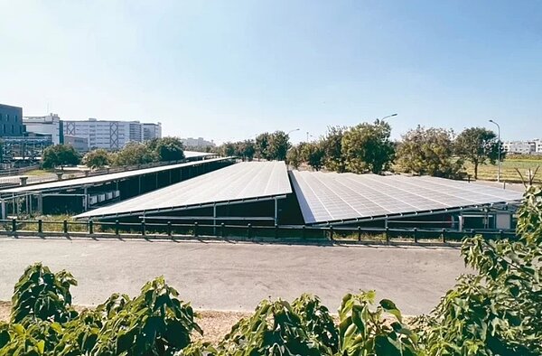 台南永康科技工業區在未開發前就有土地遭偷埋廢棄物,如今蓋光電場,有議員要求盡快清除廢棄物。圖/市議員林燕祝提供