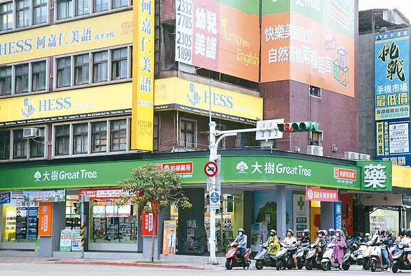 大樹藥局陸續撤出家樂福的據點，業內傳出，將轉投全聯陣營。大樹聲明，未來將陸續朝「臨近社區店點」發展，為雙方深度合作埋伏筆。圖／聯合報系資料庫