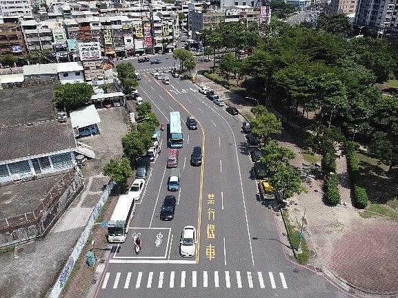 針對媒體報導正義路一處剛完成人行道路燈就插在馬路上是「奇葩設計」,高雄市工務局做出回應。圖/高雄市政府提供