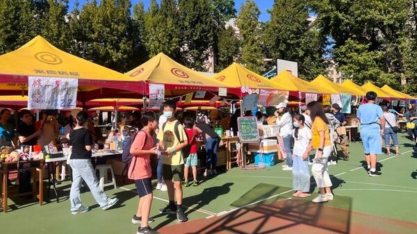 永慶房屋贊助石牌國中66頂帳篷，讓學生舉辦多元的攤位活動，參加班級競賽。