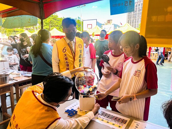 永慶房屋在石牌國中校慶活動設置攤位，準備好玩的扭蛋遊戲，與學生一同享樂。

