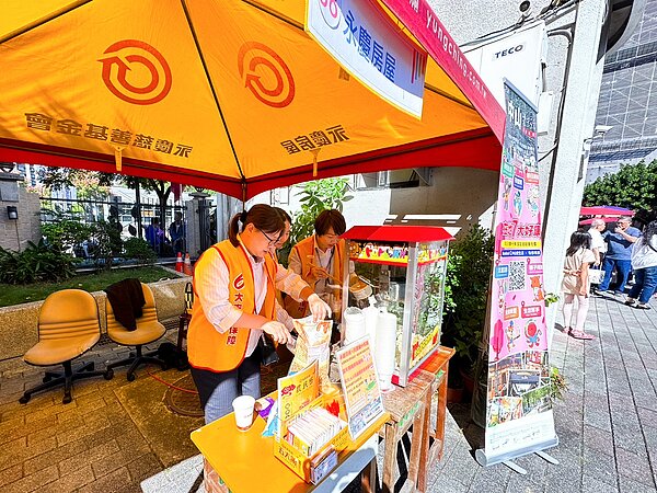 永慶房屋除了贊助民權國中52頂帳篷外,也準備爆米花分享給參加校慶的大小朋友。