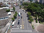 「路燈插在馬路上」遭指奇葩設計　高市府駁斥：符合國土署規範