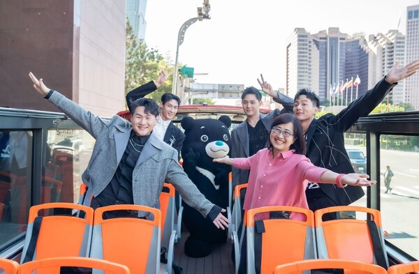 台北市副市長林奕華與熊讚、IT BOYZ搭乘雙層觀光巴士直播分享台北好玩好吃的地方，預告跨年前期活動即將開始。圖／台北市政府觀光傳播局提供

