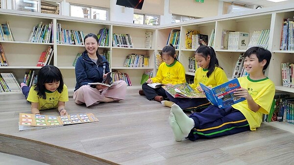 舊社國小「社區共讀站-荳荳書屋」打造完成,22日新竹市教育處副處長張品珊到校視察搶先開箱。圖/新竹市政府提供