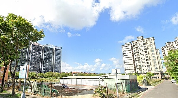 劉國基店長表示，高雄房市出現詭譎情勢，橋頭有建商難擋現在買氣下滑、又有投資客競價銷售，因此決定「1坪讓利2萬多元」。圖／google map