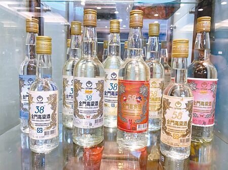 金門2024年春節家戶配售酒各村里售領現場作業將自12月25日陸續展開。認證及恢復設籍查對相關作業規定業已公告。(于家麒攝)(飲酒過量,有害健康∕禁止酒駕)