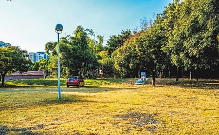 新竹縣政府與陽明交大合作115學年度成立縣立實驗中學,將設在陽明交大客家文化學院後方未開發的6千坪用地。(羅浚濱攝)