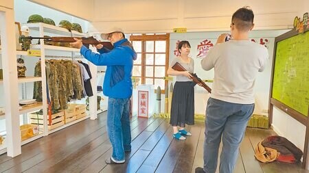 
澎湖推「老兵遊澎湖」秋冬旅遊，在馬公市篤行十村設「軍事體驗館」，除陳展軍事老照片外，還提供軍事迷拍照打卡。（許逸民攝）
