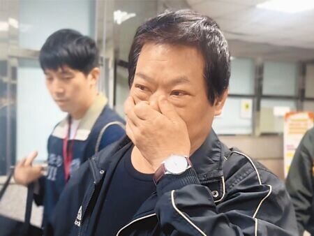 新北市果菜運銷公司傳拍賣員私下圖利特定經銷人,22日晚間涉案曾姓拍賣股股長被移送新北地檢署複訊,面對記者提問「1.3億怎麼回事」,只表示「那個不是啦」,其餘未多說。(柯毓庭攝)