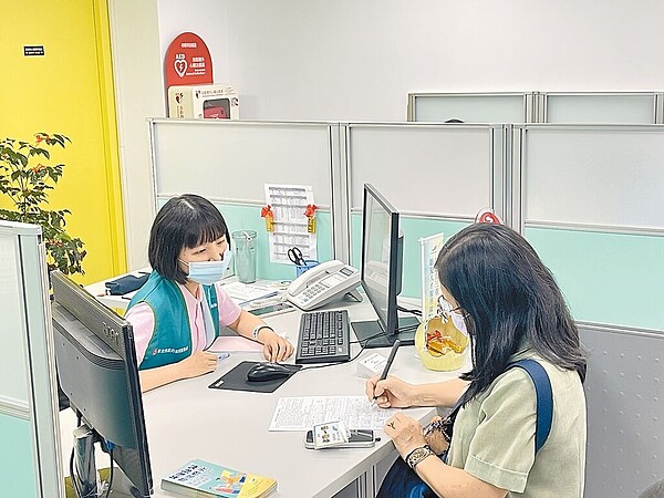 為提升中高齡勞參率,新北市勞工局2023年9月於三重新設1處婦女及中高齡續航中心、銀髮人才服務據點,提供中高齡者就業媒合及諮詢服務。(新北市勞工局提供/陳慰慈新北傳真)