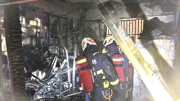 彰化和美鎮彰和路2段一棟移工宿舍，今天凌晨發生火警，當時33名移工緊急逃難，消防局人員趕往搶救，發現二樓一個房間燒得比較嚴重。圖／消防局提供