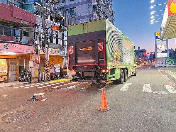 41歲林男駕駛大貨車，與49歲林女騎機車行駛同方向，林女不明原因突往左偏行 ，導致大貨車車頭與機車發生碰撞。（新北市土城警分局提供／劉瑋晴新北傳真）