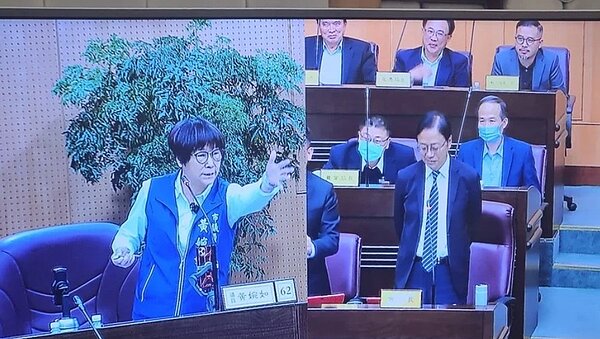 黃婉如議員要求新民大樓都更時,跟地方說明與了解私有地都更意願。圖/桃園市議會直播畫面