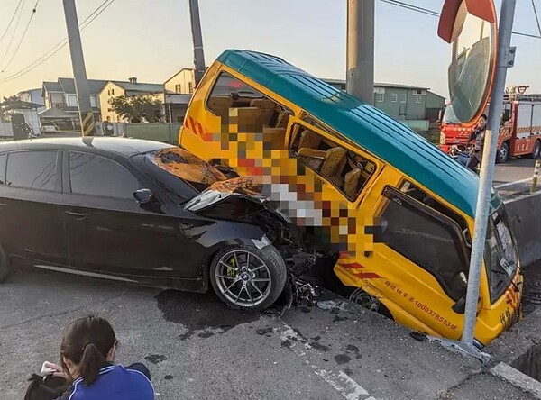 竹塘鄉昨天發生鄉立幼兒園娃娃車遭BMW小客車衝撞，造成15名師生與駕駛等受傷送醫，今天車子衝撞畫面曝光，而娃娃車內並沒有安全帶也引發關注。圖／民眾提供
