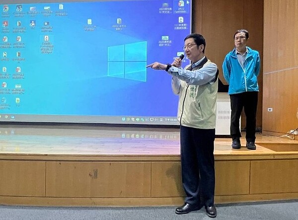 台南登革熱防治中心主任蘇世斌及國衛院國家蚊媒傳染病防治研究中心助研究員黃旌集，今天至南科管理局宣導登革熱防治衛教。圖／南市衛生局提供
