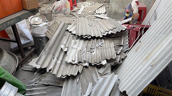 彰化縣政府補助家戶石綿建材廢棄物高額的清理費用。圖／彰化縣環保局提供