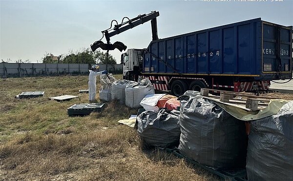 彰化縣政府補助家戶石綿建材廢棄物高額的清理費用。圖／彰化縣環保局提供