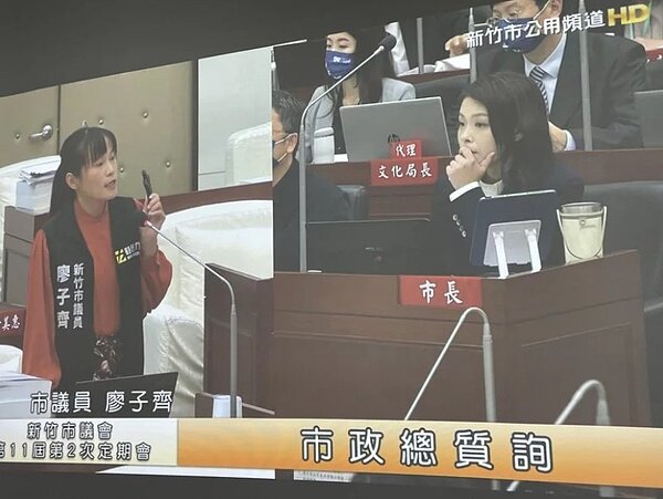 時代力量市議員廖子齊(左)22日質詢秀出模型槍,表示這是夾娃娃機台擺設的商品。圖/記者張裕珍翻攝