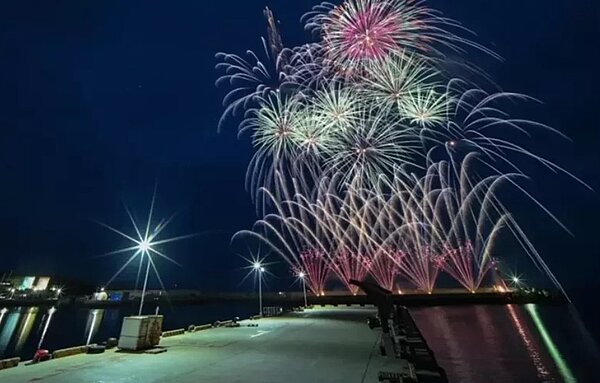 澎湖花火節七美場登場,10分鐘焰火秀吸引2000遊客欣賞。圖/澎湖縣政府提供