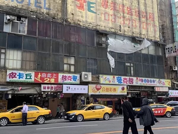 中壢火車站前的財神大樓破舊有礙觀瞻,桃園市長張善政22日在市政會議表示,市府有決心和創意解決長期擱置的市區老舊問題,未來絕對會讓中壢煥然一新。圖/聯合資料照