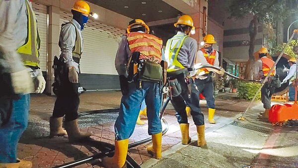 高市左營區19日起3天3度停電,台電緊急動員人力搶修。(台電高雄區處提供/柯宗緯高雄傳真)