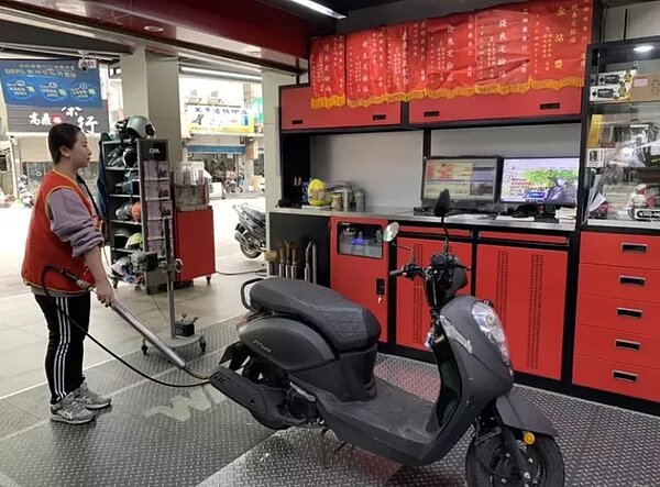 現行新車排氣檢測及認證可在同一家機構完成，為避免有「球員兼裁判之嫌」，環境部今預告修正機車排氣審驗相關辦法，主要導入第三方認證機制，避免有球員兼裁判之嫌。圖為機車排氣檢測示意圖。圖／新北市環保局提供
