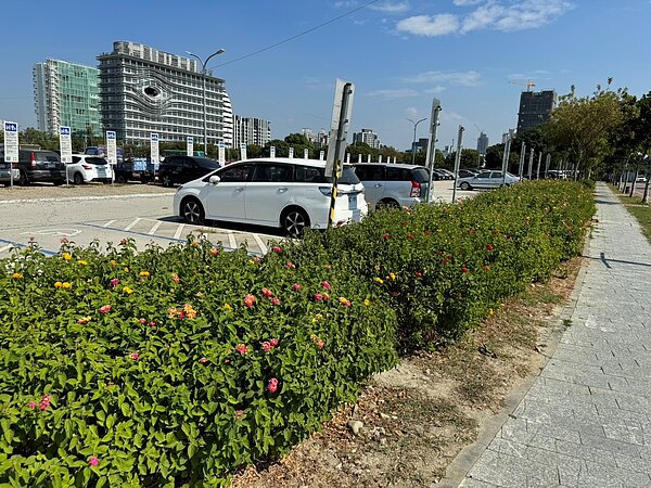 市府持續辦理綠美化,增加公共空間綠意,也提供清新舒適環境。圖/台中市政府提供