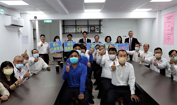 市府促提高公車駕駛待遇,台中客運率先宣布為駕駛員加薪。圖/台中市政府提供