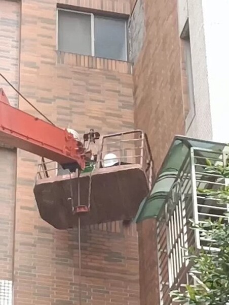 桃園陸光四村外牆常下磁磚雨,市府都發局表示,市府曾輔導社區申請都市更新補助,但住戶意願低落,未來會請住宅處及建管處多宣傳補助方案。圖/議員朱珍瑤提供