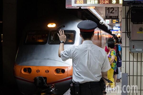 台鐵局明年元旦公司化，但人力短缺及留才問題尚未解決，台鐵產業工會擔心衝擊明年春節疏運。聯合報系資料照